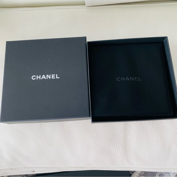 Chanel necklace box with velvet sleeve, ribbon, camellia, and booklet - Picture 4 of 7